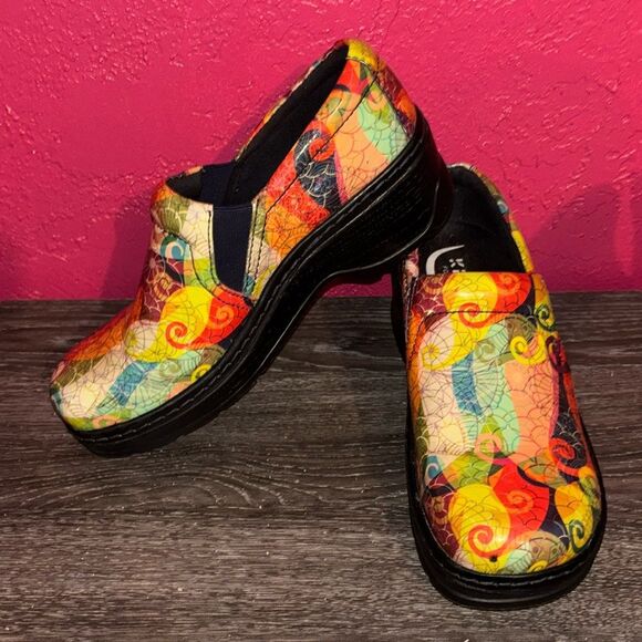 Klogs colorful swirls print shoes. Size 6.5. - Picture 3 of 8